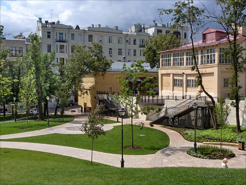 Горки китай город. Парк горка Спасоглинищевский переулок. Парк в Спасоглинищевском переулке, Москва. Парк горка в большом Спасоглинищевском. Парк горка Китай город.